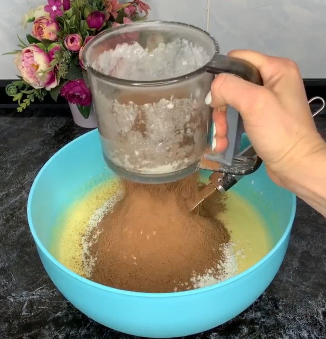 Торт “Шоколадна ніжність” – найпростіший покроковий рецепт приготування з фото. Бісквіт на окропі із содою