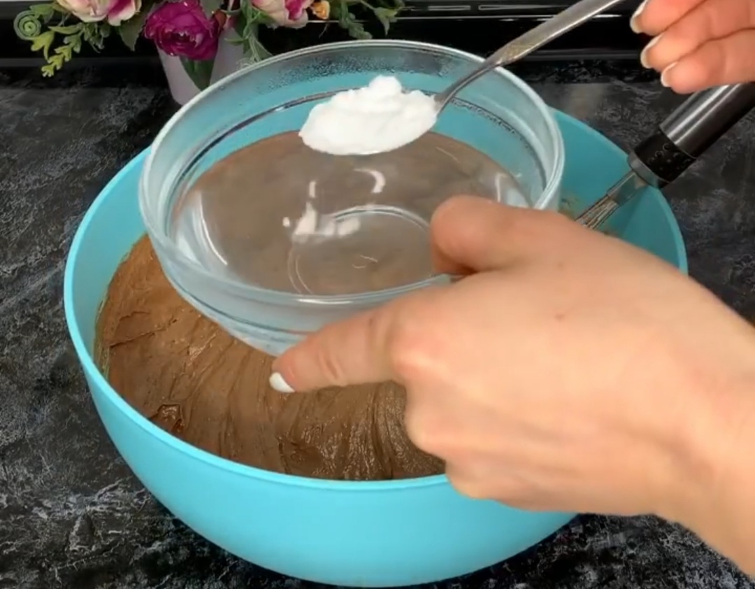 Торт “Шоколадна ніжність” – найпростіший покроковий рецепт приготування з фото. Бісквіт на окропі із содою