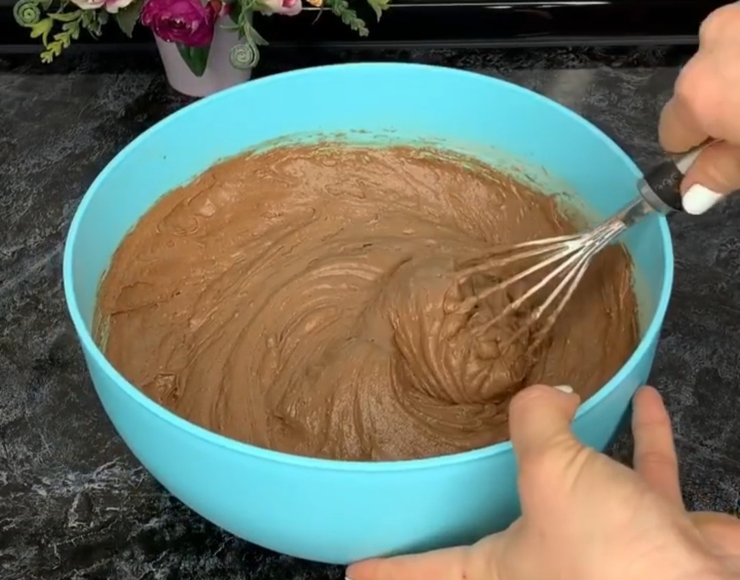 Торт “Шоколадна ніжність” – найпростіший покроковий рецепт приготування з фото. Бісквіт на окропі із содою