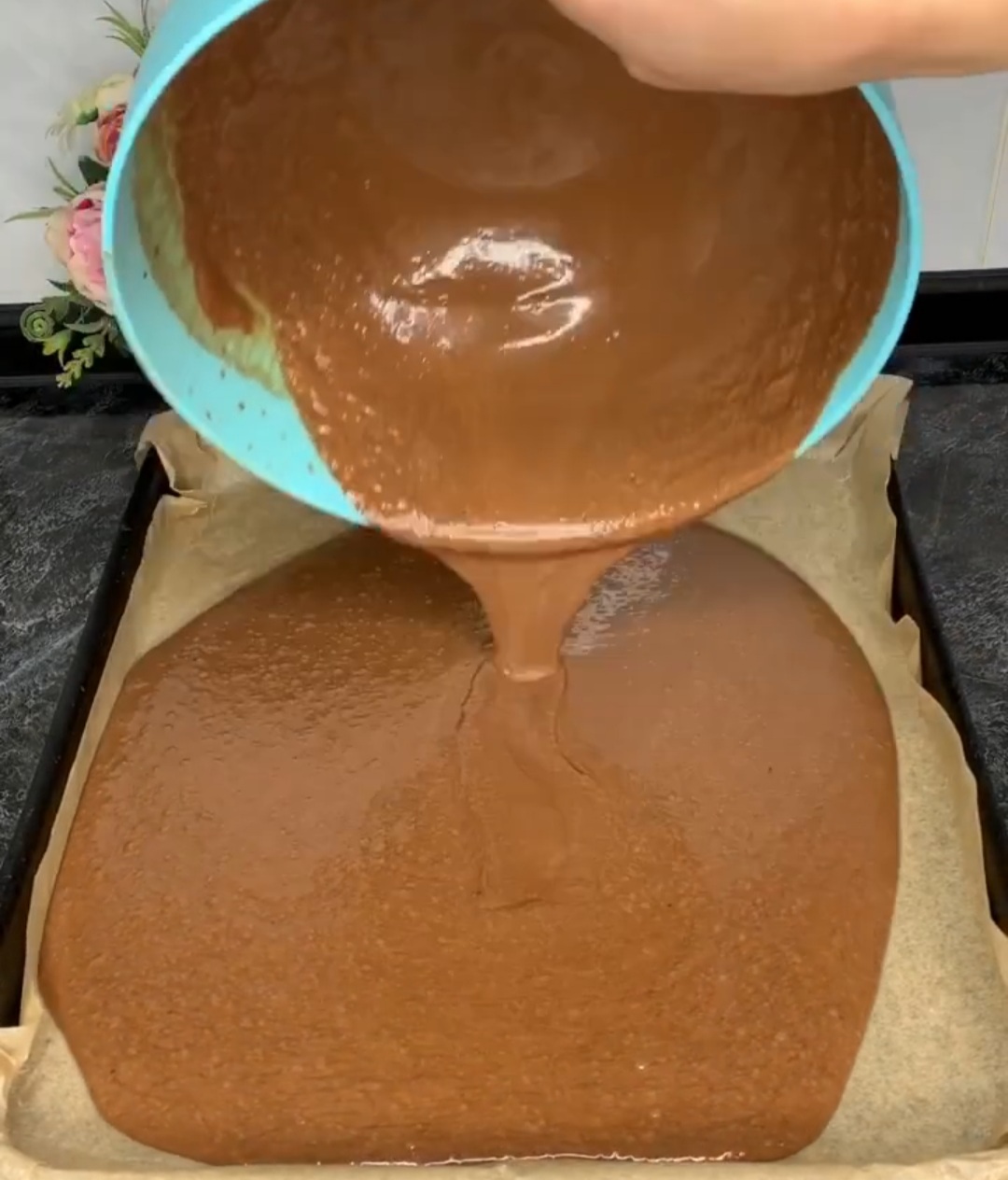 Торт “Шоколадна ніжність” – найпростіший покроковий рецепт приготування з фото. Бісквіт на окропі із содою