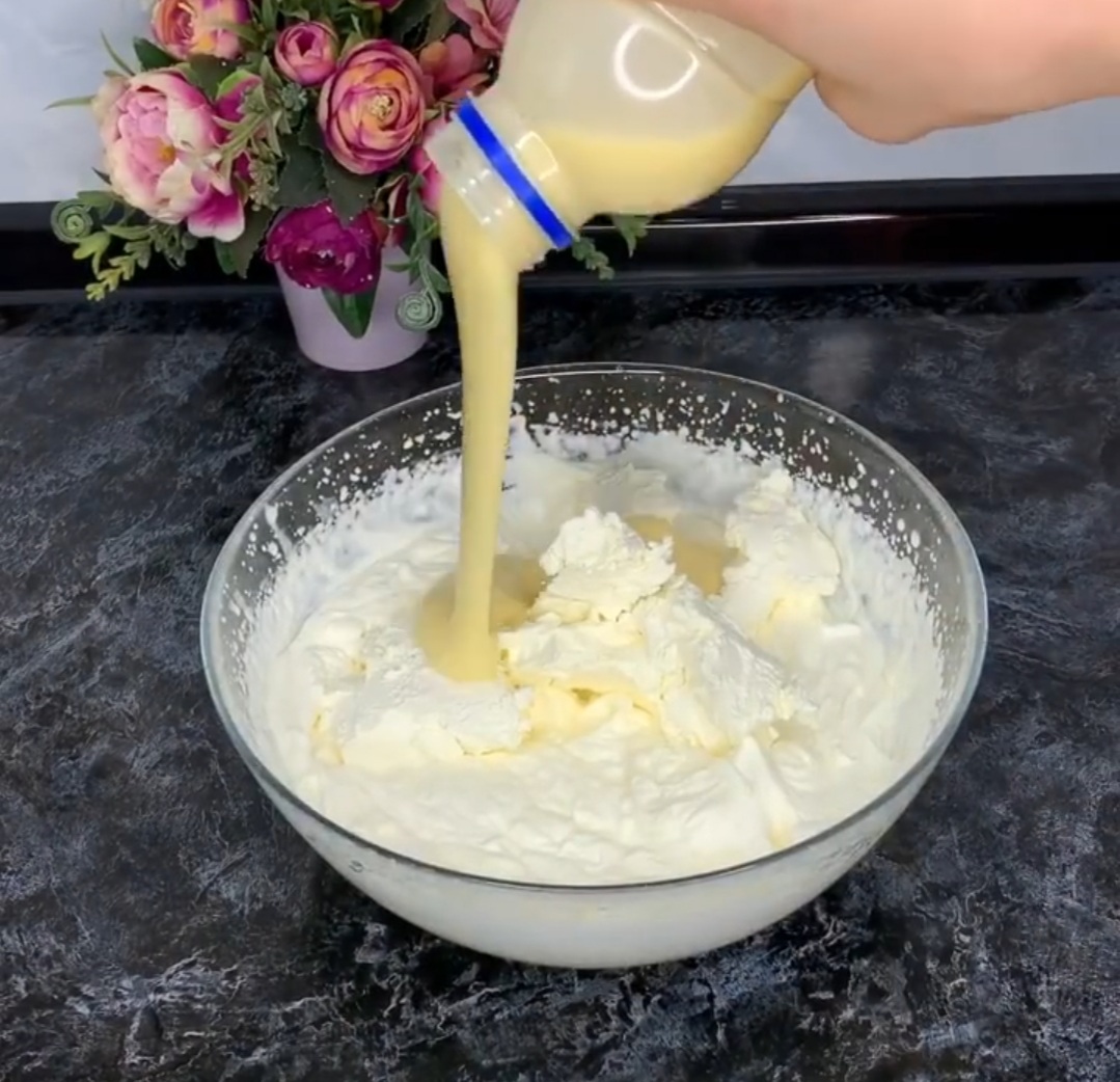 Торт “Шоколадна ніжність” – найпростіший покроковий рецепт приготування з фото. Бісквіт на окропі із содою