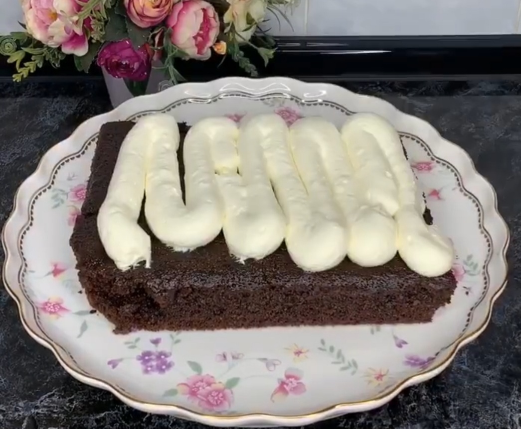 Торт “Шоколадна ніжність” – найпростіший покроковий рецепт приготування з фото. Бісквіт на окропі із содою