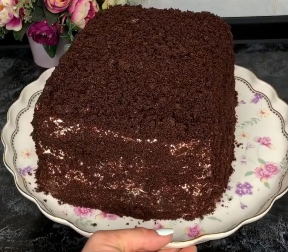 Торт “Шоколадна ніжність” – найпростіший покроковий рецепт приготування з фото. Бісквіт на окропі із содою