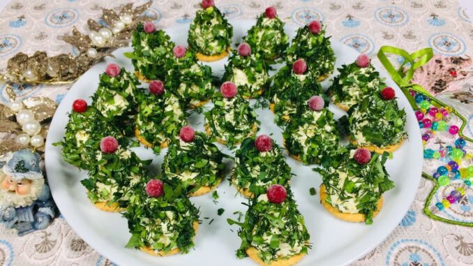 Просто, швидко і смачно! Оригінальна закуска "Ялинки" на крекерах! Просто, швидко і смачно! Оригінальна закуска "Ялинки" на крекерах!